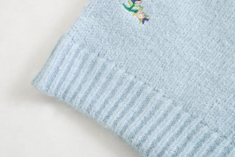 KNIT TOP WITH FLORAL EMBROIDERY