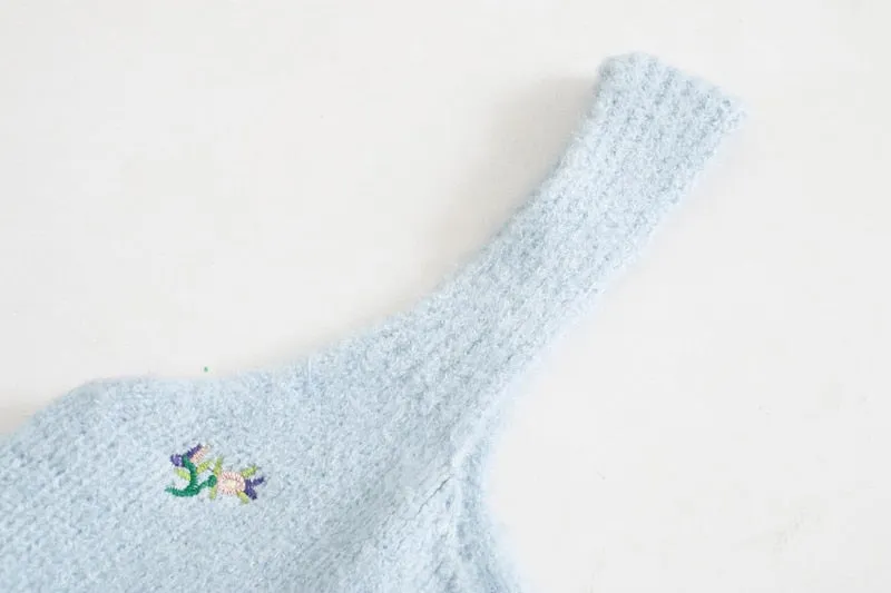 KNIT TOP WITH FLORAL EMBROIDERY